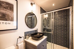 Hair dryer, towels - The Cow Shed @ Atlow Mill (Atlow)