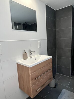Shower, hair dryer, towels, soap - Zur Guten Stube -self Check In- (Rockenberg)