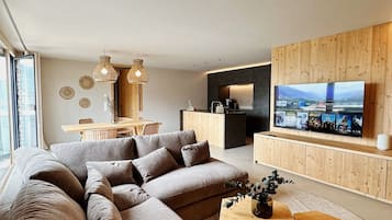 Luxury-Apartment, 2 Schlafzimmer, Whirlpool, Bergseite | Wohnbereich