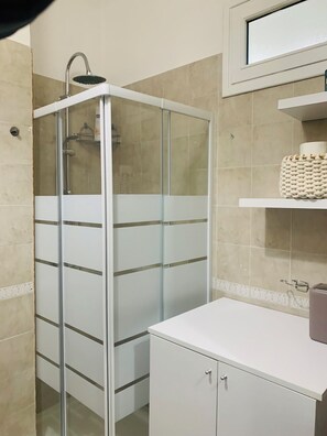 Dusj, hårføner, bidé og håndklær