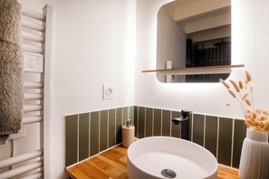 Dusche, Haartrockner, Handtücher, Seife
