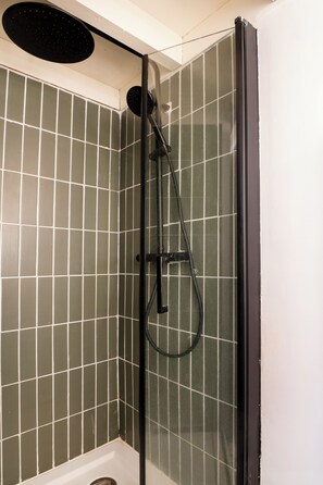 Dusche, Haartrockner, Handtücher, Seife
