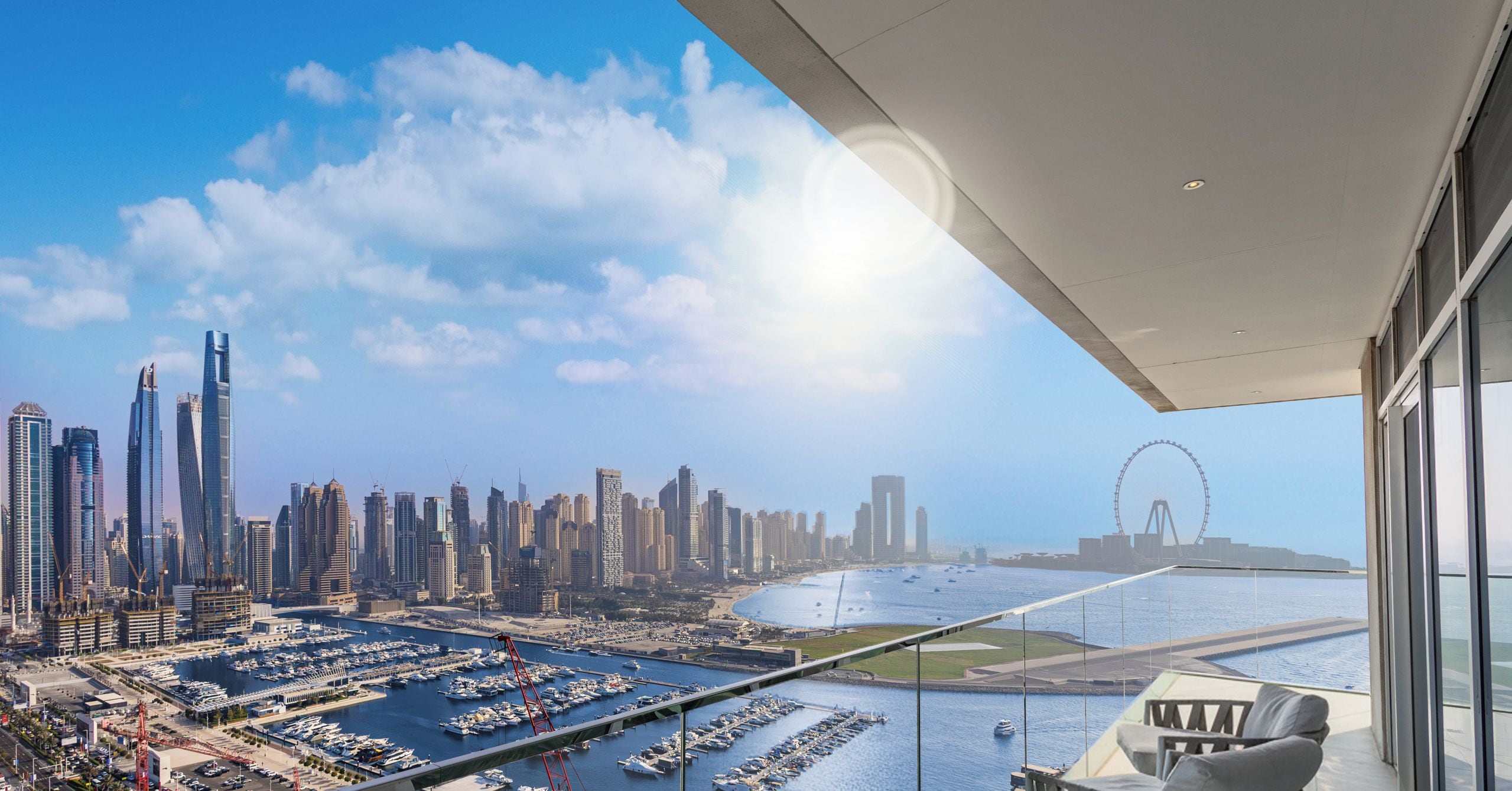 Un edificio alto con un balcón que da a un puerto deportivo y al horizonte de la ciudad.