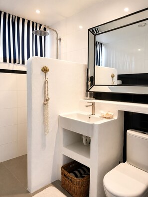Shower, hair dryer, towels, soap - Avalon Beach Coastal Cottage Near Beach & Shops (Avalon Beach)