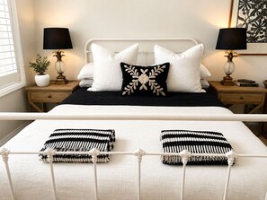 Iron/ironing board, WiFi, bed sheets - Avalon Beach Coastal Cottage Near Beach & Shops (Avalon Beach)
