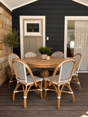 Outdoor dining - Avalon Beach Coastal Cottage Near Beach & Shops (Avalon Beach)