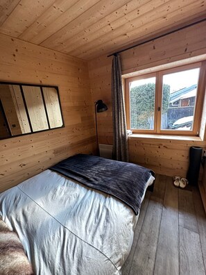 3 chambres, bureau, fer et planche à repasser, lit parapluie