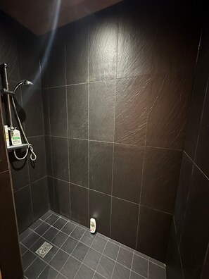 Shower, towels - Charmant Chalet, Hameau de Montagne, Proche Commerces et Station (Sainte-Foy-Tarentaise)