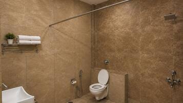 Habitación Premium | Baño | Regadera, regadera tipo lluvia, toallas, jabón