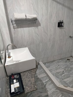 Premium Room | Bathroom | Shower, towels, soap, shampoo