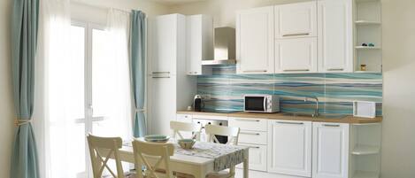 Réfrigérateur, micro-ondes, plaque de cuisson, lave-vaisselle