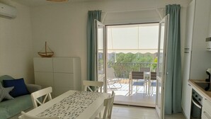 Ein kompakter Wohnbereich mit Essbereich, Küchenzeile und Balkon mit Blick.