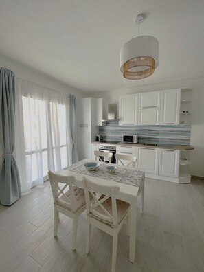 Réfrigérateur, micro-ondes, plaque de cuisson, lave-vaisselle