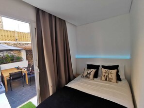 4 室のベッドルーム、WiFi (無料)、ベッドシーツ