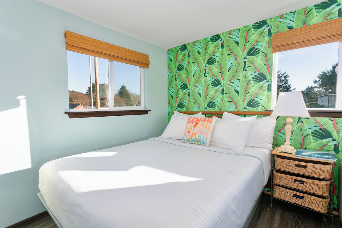 Design Cottage, Private Bathroom | 1 bedroom, desk, laptop workspace, blackout drapes