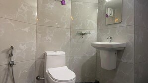 Ein Badezimmer mit Toilette, Waschbecken und Dusche.