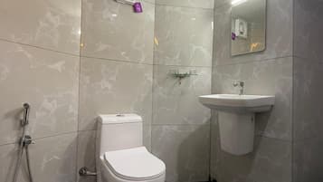 Deluxe Room | Bathroom | Free toiletries