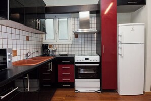 Deluxe appartement | Privékeuken | Een koelkast/vriezer, een magnetron, een oven, een broodrooster