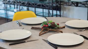 Apartamento luxo | Opções para refeição no quarto