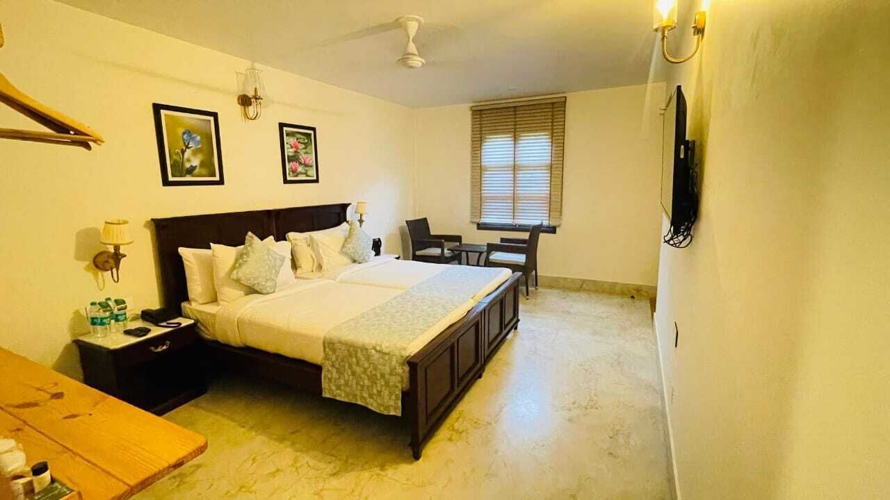 Standard Double or Twin Room, Balcony, Garden View | Minibar, individually decorated, individually furnished, desk