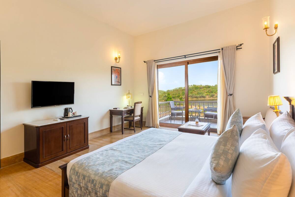 Lake View Suite Room | 迷你吧、書桌、遮光布/窗簾、熨斗/熨衣板