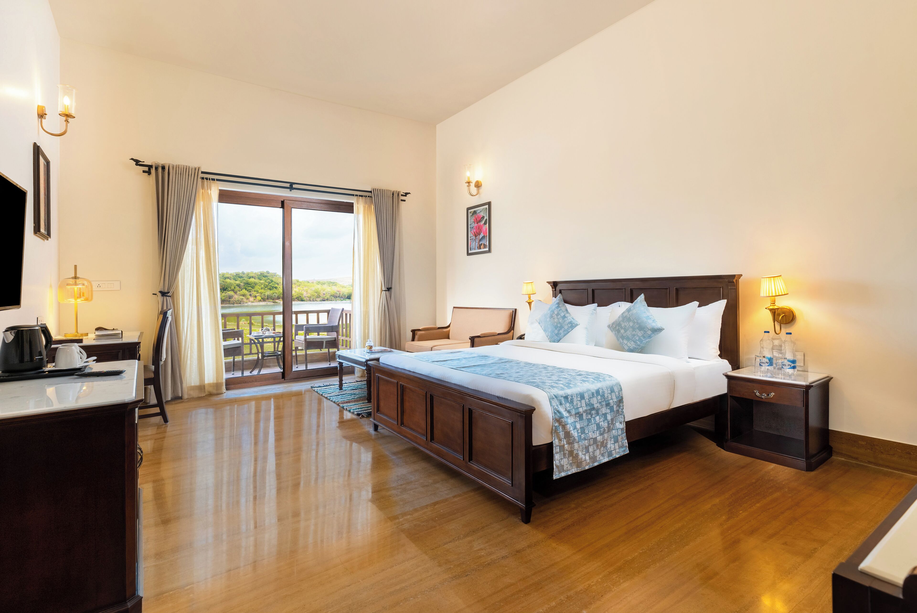 Lake View Suite Room | Minibar, individually decorated, individually furnished, desk