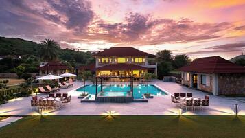 Kolam renang outdoor, dengan kursi berjemur