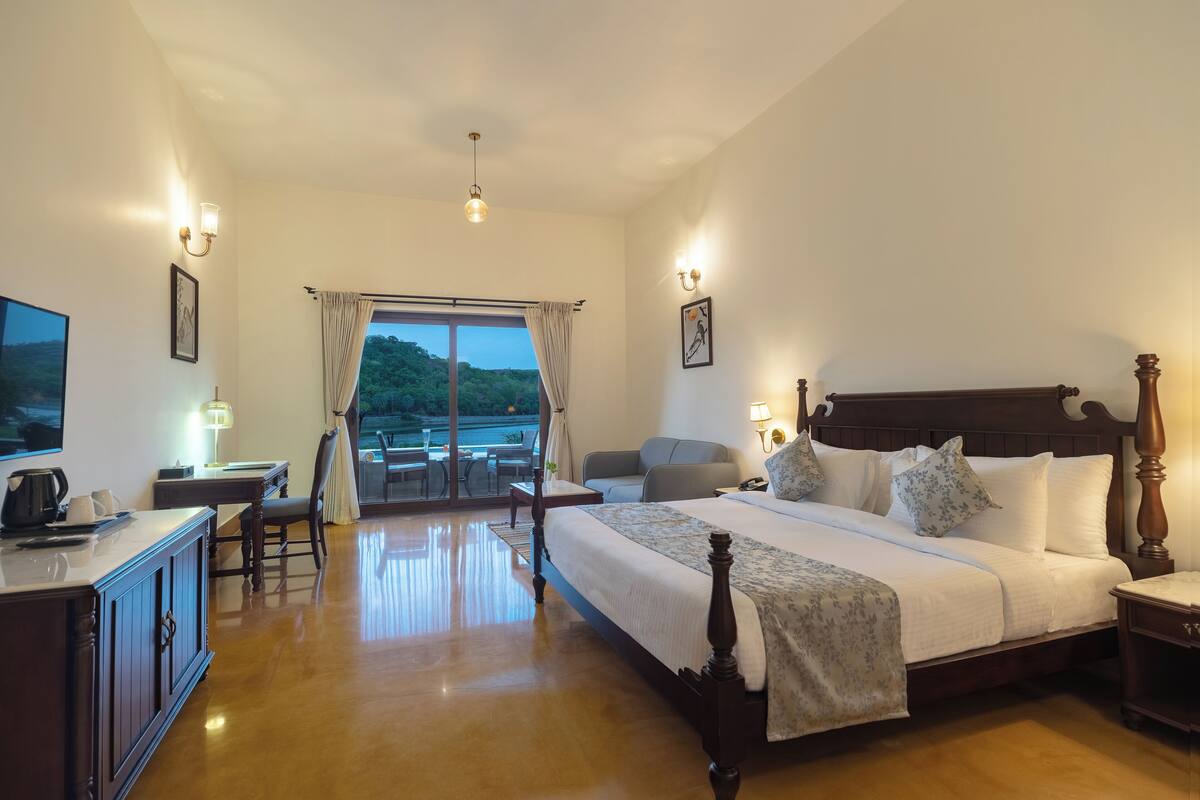 Luxury Pool Suite Room | 迷你吧、書桌、遮光布/窗簾、熨斗/熨衣板