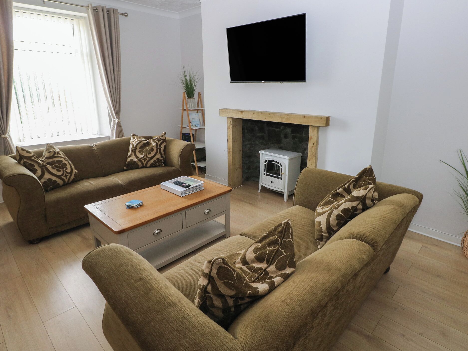 Brynawel, Pet Friendly, Character Holiday Cottage In Burry Port - Llanelli