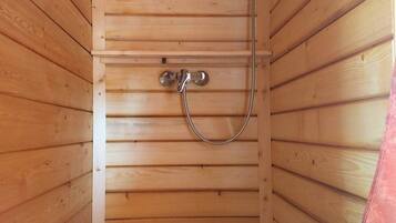 Een haardroger, handdoeken