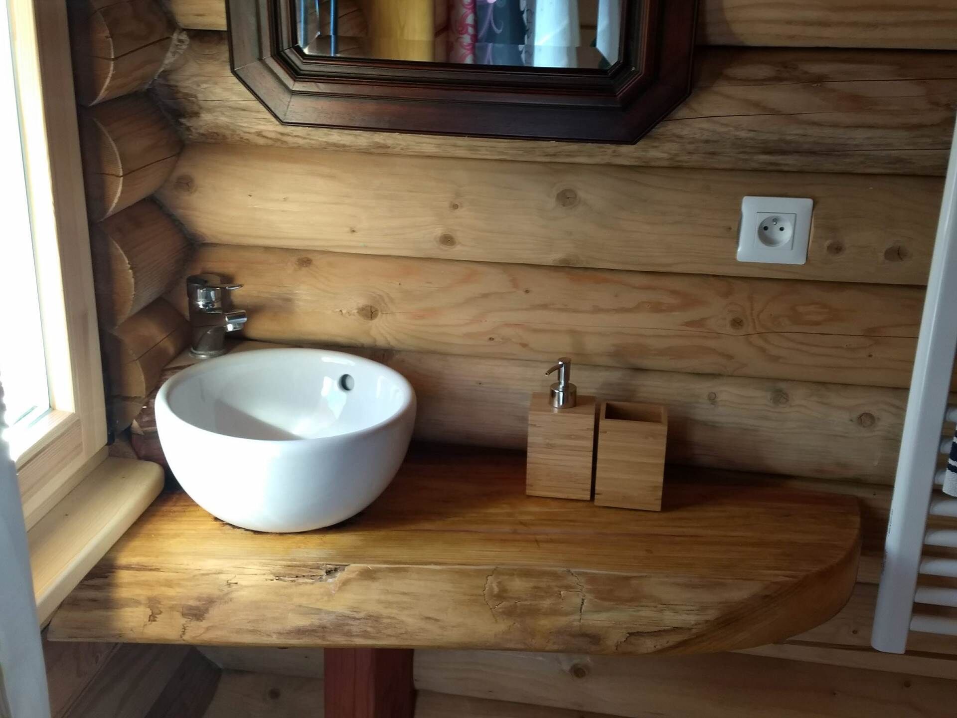 Salle de bain équipée de sèche cheveux et serviette