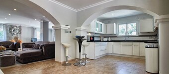 Luxury spanish villa with a great pool - 10 min from the beach!