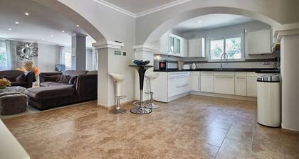 Luxury spanish villa with a great pool - 10 min from the beach!