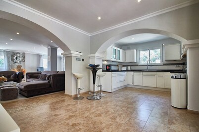 Luxury spanish villa with a great pool - 10 min from the beach!