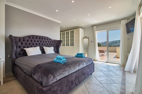 Luxury spanish villa with a great pool - 10 min from the beach!