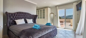 Luxury spanish villa with a great pool - 10 min from the beach!