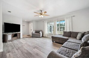 Smart TV - Welcome to the Hacienda South! Only 15 Min. From the Beach! (Port St. Lucie)