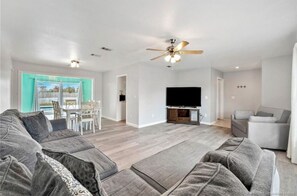 Smart TV - Welcome to the Hacienda South! Only 15 Min. From the Beach! (Port St. Lucie)