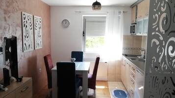 Køleskab, mikrobølgeovn, elkedel, køkkentøj/tallerkener/redskaber