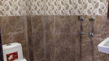 Rom – deluxe | Bad | Dusj, tøfler og håndklær