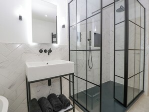 Shower - Basswood Barn (Okehampton)