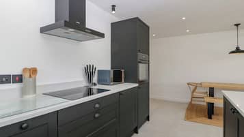 Fridge, dishwasher, cookware/dishes/utensils