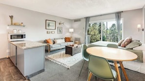 Un appartamento moderno con cucina, zona pranzo e soggiorno.