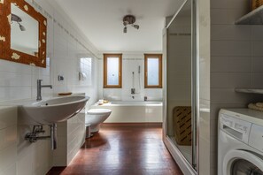 Appartamento | Bagno | Vasca e doccia separate, asciugacapelli, bidet, asciugamani