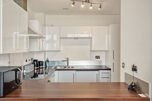 Frigorífico, microondas, horno y placa de cocina