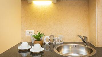 Economy Room | Private kitchen | Mini-fridge, microwave, stovetop, electric kettle