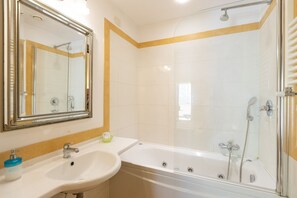 Deluxe Room | Bathroom | Shower, hydromassage showerhead, hair dryer, towels - InternoUno Deluxe (Rome)