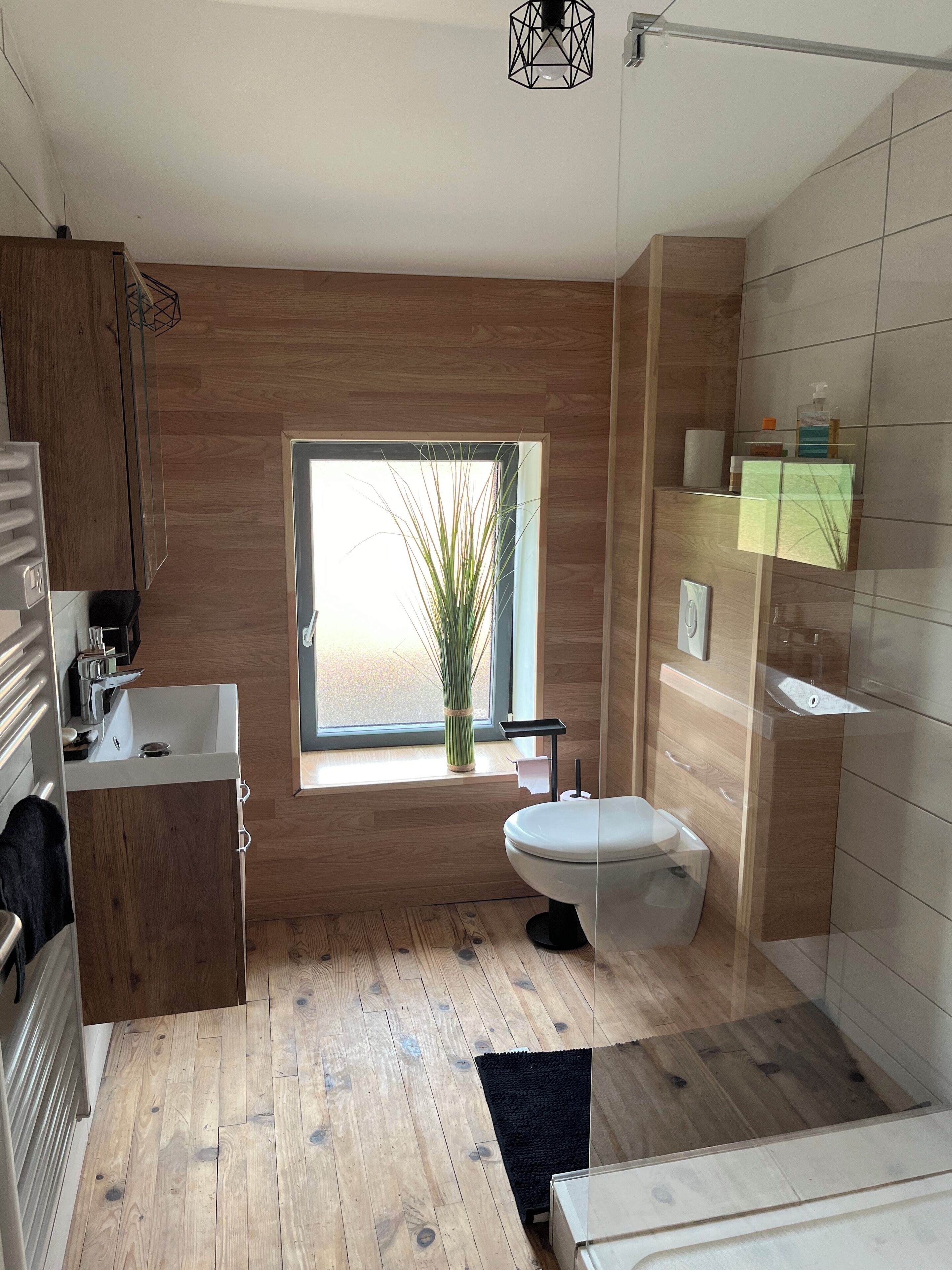 Toalhas de banho, sabonete, shampoo, papel higiênico