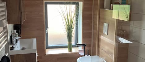 Serviettes fournies, savon, shampooing, papier de toilette