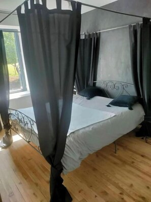 4 chambres, fer et planche à repasser, Wi-Fi, draps fournis